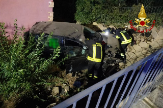 Fermo - Auto finisce in un cortile: conducente ferito e trasportato al Murri